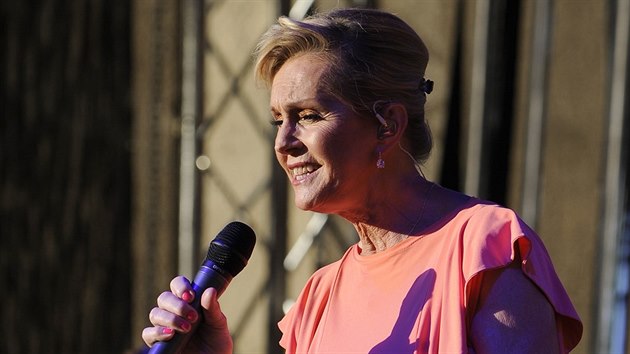 Helena Vondráčková oslavila své 70. narozeniny 24. června na hradě Karlštejn. Helena Vondráčková oslavila své 70. narozeniny 24. června na hradě Karlštejn.