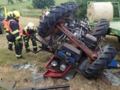 Na louce se převrátil traktor, jeho řidič nehodu nepřežil. (27. června 2017) Na louce se převrátil traktor, jeho řidič nehodu nepřežil. (27. června 2017)