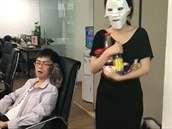 Jedlý make-up. Youtuberka se líčí jídlem Jedlý make-up. Youtuberka se líčí jídlem