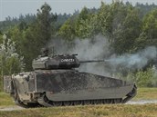 Obrnnec CV90 bhem armdnch test na Libav