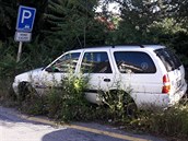 Automobil parkující v branické ulici Ve Studeném. Snímek byl poízen 26. ervna...