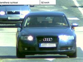 Mladík v audi zaujal brněnské policisty rychlou jízdou i rukou položenou při... Mladík v audi zaujal brněnské policisty rychlou jízdou i rukou položenou při...