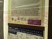 Na Metru Dejvická vandal popsal fixou informační ceduli (foceno 19. 6. 2017).