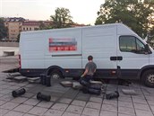 Dodávka odvážející materiál z festivalu před brněnským Janáčkovým divadlem... Dodávka odvážející materiál z festivalu před brněnským Janáčkovým divadlem...