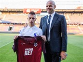 Srbský záložník Igor Plavšič po přestupu do Sparty pózuje na stadionu se svým... Srbský záložník Igor Plavšič po přestupu do Sparty pózuje na stadionu se svým...