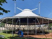 Stavba šapitó v Hradci Králové pro soubor Cirk La Putyka (20.6.2017). Stavba šapitó v Hradci Králové pro soubor Cirk La Putyka (20.6.2017).