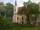 Lípu u kostela Nejsvětější Trojice v Rokycanech poničila čtvrteční bouřka... Lípu u kostela Nejsvětější Trojice v Rokycanech poničila čtvrteční bouřka...