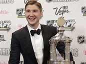 Sergej Bobrovskij z Columbusu s Vezina Trophy pro nejlepho branke NHL.