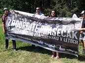 U památníku obětí romského holocaustu v Letech u Písku se v sobotu sešli... U památníku obětí romského holocaustu v Letech u Písku se v sobotu sešli...