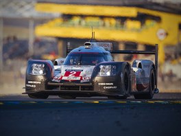 Vítzství v Le Mans si po dramatickém prbhu závodu pispala posádka Porsche,...