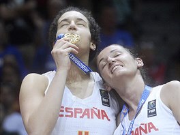 panlské basketbalistky Laura Nichollsová (vlevo) a Laia Palauová se tí ze...