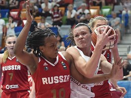 Lotyská basketbalistka Anete teinbergaová pod tlakem Epiphanny Princeové z...