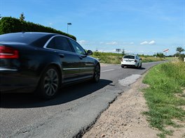 Auta objd kolony po silnici III. tdy pes Skalici a Skaliku. zk cesta...