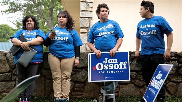 Amerian vol v doplkovch volbch v Georgii. O keslo ve Snmovn reprezentant se utkaj republiknka Karen Handelov a demokrat Jon Ossoff. (19.6. 2017)