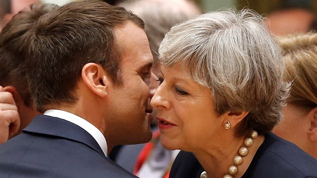 Britsk premirka Theresa Mayov a francouzsk prezident Emmanuel Macron na summitu EU v Bruselu. (22.6. 2017)