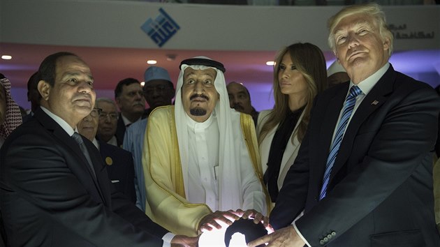 Zprava: americk prezident Donald Trump, sadsk krl Salmn bin Abd al-Azz a egyptsk prezident Abdal Fatth Ss v Rijdu (21. kvtna 2017)
