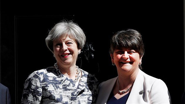 Britsk premirka Theresa Mayov a pedsedkyn DUP Arlene Fosterov (vpravo) oznamuj vldn dohodu (26. ervna 2017)