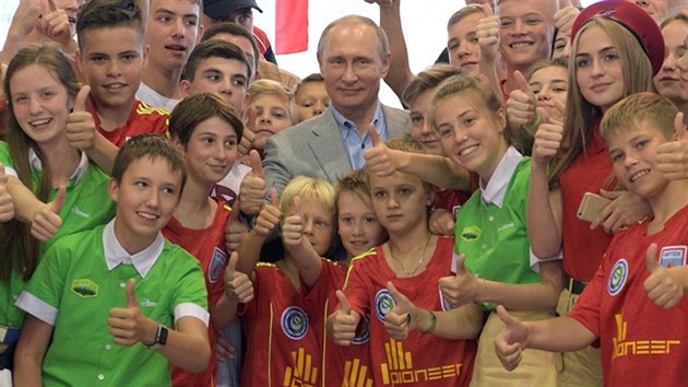 Rusk prezident Vladimir Putin na nvtv dtskho tbora Artk na Krymu (24. ervna 2017)