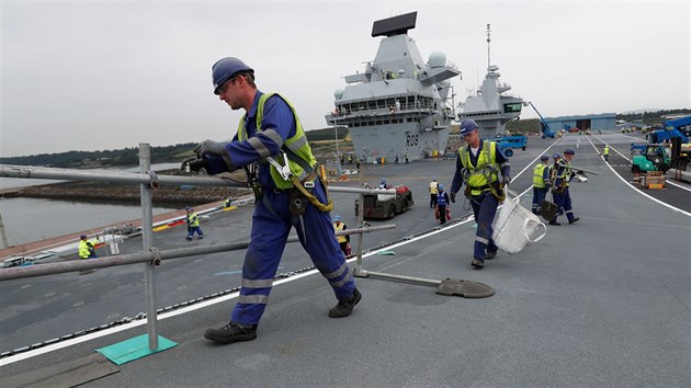 Britov spustili na moe novou letadlovou lo HMS Queen Elizabeth (26. ervna 2017)