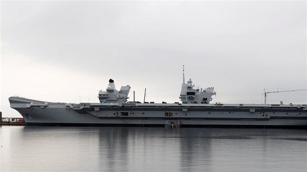 Britov spustili na moe novou letadlovou lo HMS Queen Elizabeth (26. ervna 2017)