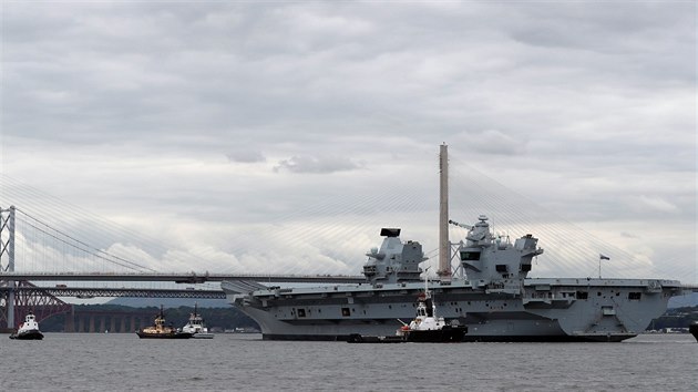 Britov spustili na moe novou letadlovou lo HMS Queen Elizabeth (26. ervna 2017)