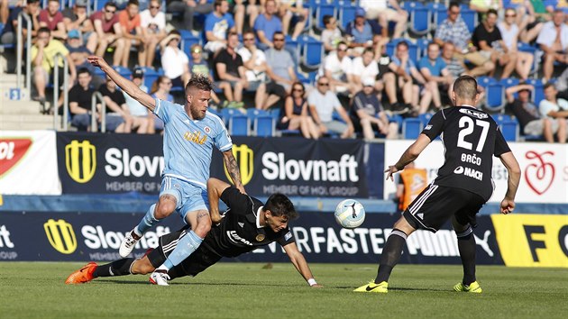 Jakub Mare (vlevo) ze Slovanu Bratislava a Zoran Gaji ze Zlna v souboji o m. Ve jist Ondej Bao.