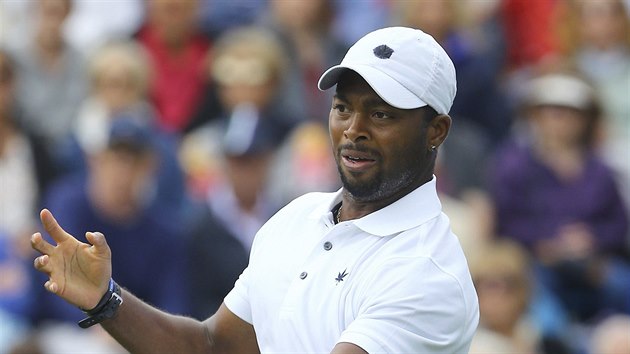 Donald Young v utkn s Novakem Djokoviem.