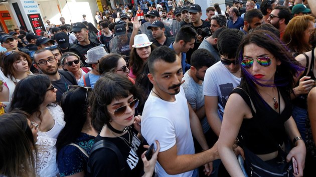 Tureck policie zasahovala v Istanbulu proti skupinm homosexul a transsexul, jim ady v sobotu zakzaly tradin prvod. (25. 6. 2017)