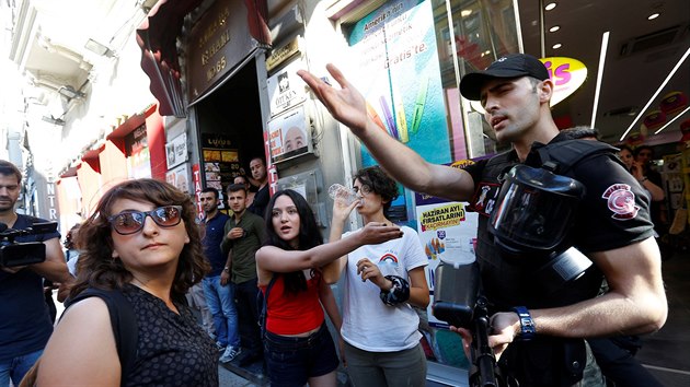 Tureck policie zasahovala v Istanbulu proti skupinm homosexul a transsexul, jim ady v sobotu zakzaly tradin prvod. (25. 6. 2017)