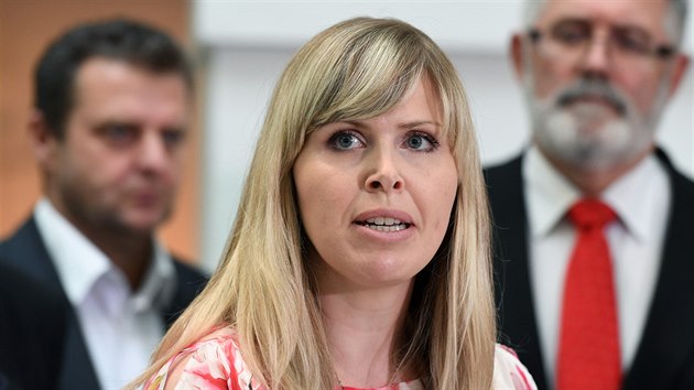 Poslankyn KSM za steck kraj Hana Aulick-Jrovcov na tiskov konferenci strany k zahjen volebn kampan (29. ervna 2017).