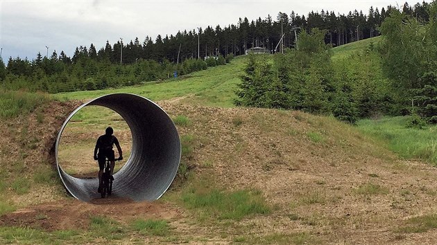 Na nové downhillové a trailové tratě s překážkami se mohou těšit cyklisté ve skiareálu Plešivec. Letos před začátkem léta tam díky skupině jezdců vznikla první trať určená pro mírně pokročilé až výkonnostní bikery.