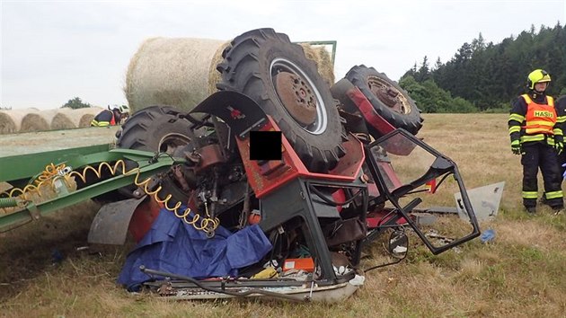 Na louce se pevrtil traktor, jeho idi nehodu nepeil. (27. ervna 2017)
