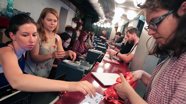 V hotelu Thermal zaal prodej festival pass a vstupenek na filmy 52. ronku Mezinrodnho filmovho festivalu Karlovy Vary.