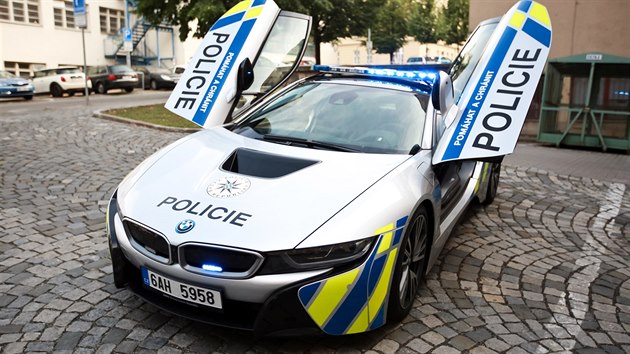 Policie R zskala nov hybridn vz BMW i8 msto toho, kter na konci kvtna boural (28. ervna 2017).