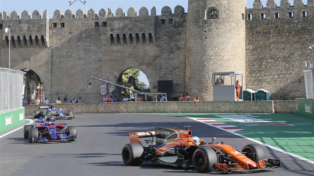 PED BRANAMI. Fernando Alonso s vozem McLaren pi Velk cen F1 zerbajdnu v Baku.