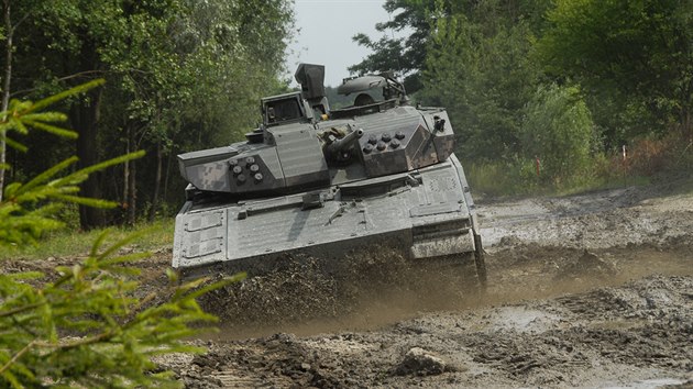 Obrnnec CV90 s osdkovou v bhem armdnch test na Libav