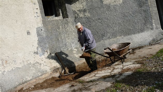 Pravidelnch brigd na tvrzi Hrka se zastuj i senioi.