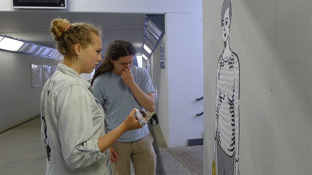 Ndra st nad Orlic mn studenti tamn umleckoprmyslov koly. Na snmku Kateina Frgalov a uitel Bohuslav paek.