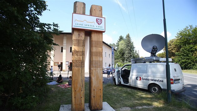 Policie zadrela ti lidi v souvislosti se zadvnm veejnch zakzek Lesn sprvy Lny. (21. ervna 2017)