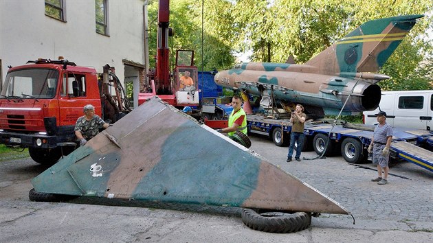 Podnikatel a leteck nadenec Petr Bl pevezl do Vratislavic sthaku MiG-21 (22. ervna 2017).