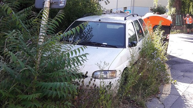 Automobil parkujc v branick ulici Ve Studenm. Snmek byl pozen 26. ervna 2017.