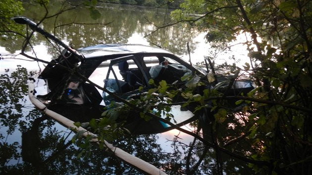 Devatenctilet idi vrazil do stromu, auto pak skonilo v rybnce. Jeden ze spolujezdc nehodu nepeil.