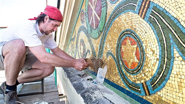 Restaurtoi obnovuj mozaiky u Reneckho kostela v eskch Budjovicch.