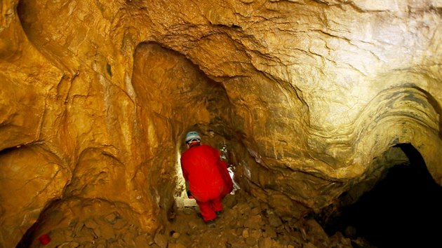 Nvtvnky jeskyn Bertalnka v Moravskm krasu ek ada tunel. Nejastji se vped sunou po kolenou nebo bichu.