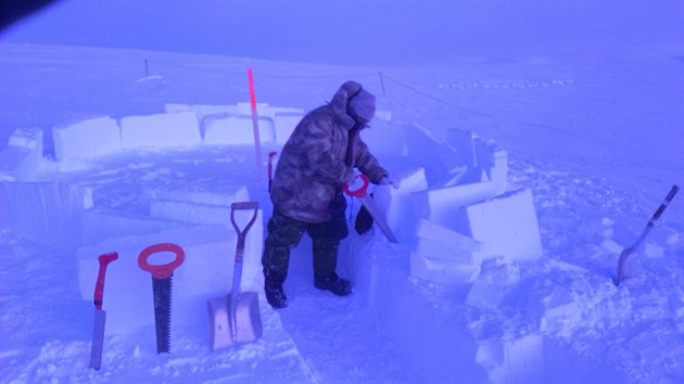 Snh se mus pro stavbu igl vyezat, v minus padesti stupnch Celsia m hustotu betonu. ee se snnou pilou, jinak ne nstroji se zvednout i formovat ned, pibliuje Jan Marner.