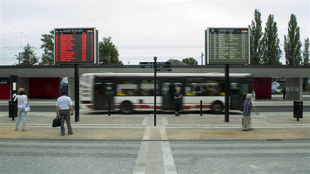 Pehledn systm odjezdu linek MHD i vlak zajiuje dvojice informanch tabul.