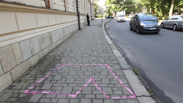Ped pjezdem prezidenta Miloe Zemana se na chodncch u krajskho adu v Jihlav objevily namalovan trenrky.