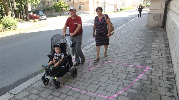 Ped pjezdem prezidenta Miloe Zemana se na chodncch u krajskho adu v Jihlav objevily namalovan trenrky.