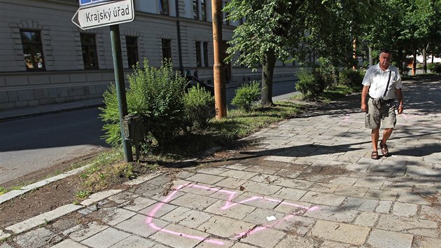 Ped pjezdem prezidenta Miloe Zemana se na chodncch u krajskho adu v Jihlav objevily namalovan trenrky.