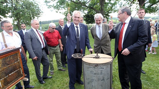 Ve Smrn Zeman symbolicky poklepal na stolet medomet.